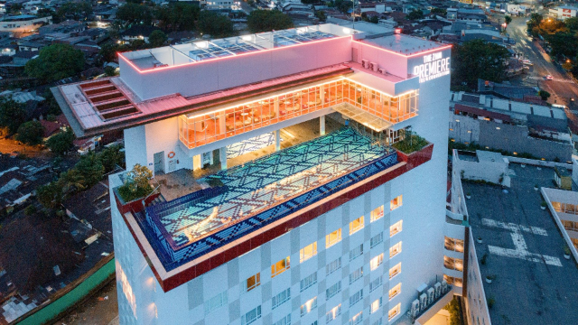 Menginap Mewah di The ZHM Premiere Padang